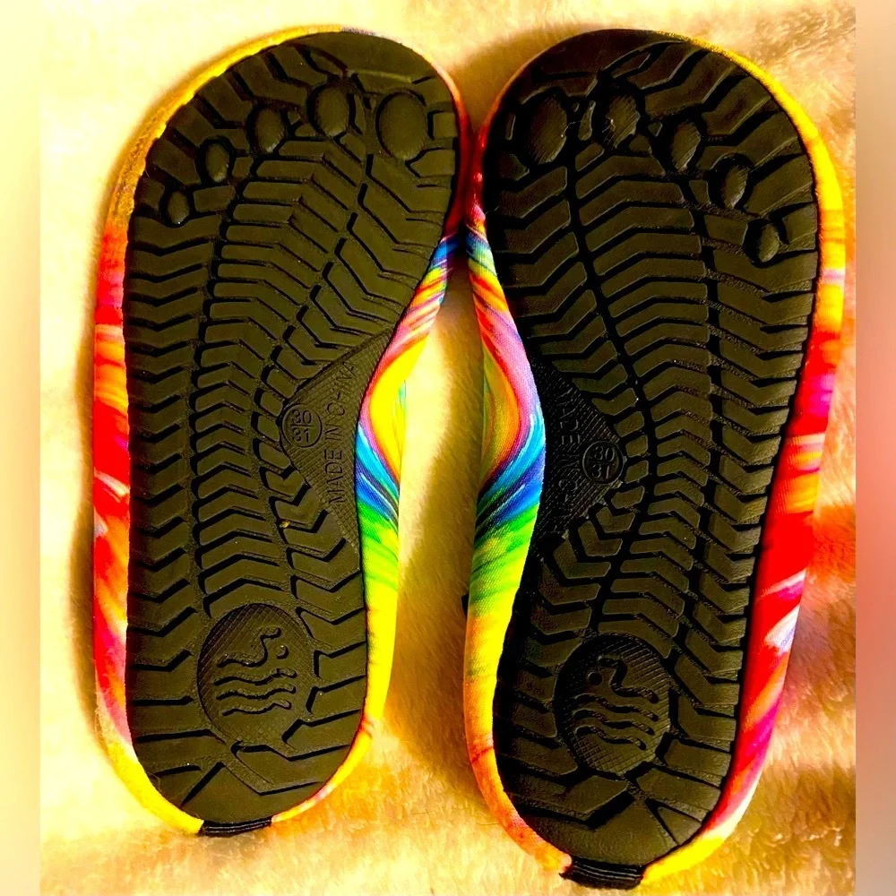EUC Kids Water Shoes, Tie Dye, Unisex, Sz 12.5, 13, EU30, EU31, Like new​